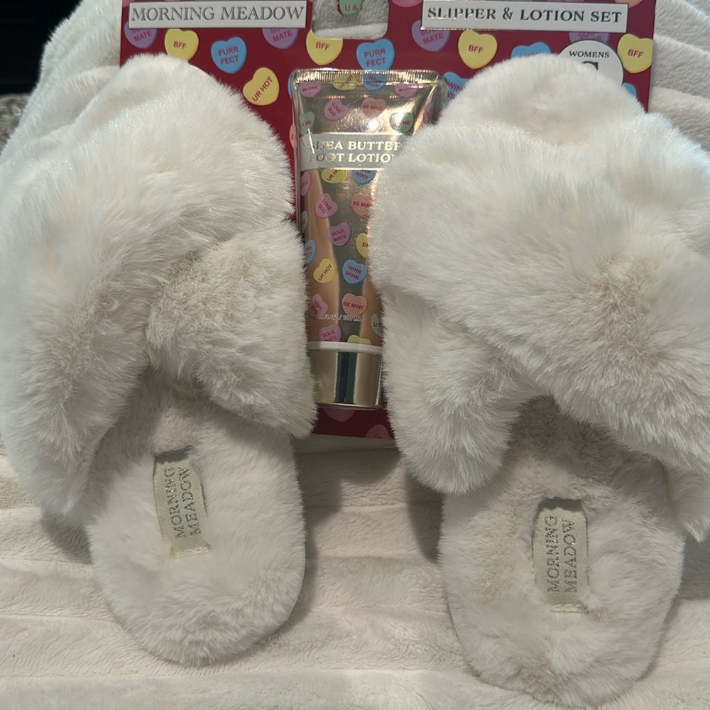 NWT Morning Meadow Women’s Plush Slippers with Shea Butter Foot Lotion. Size 6-7